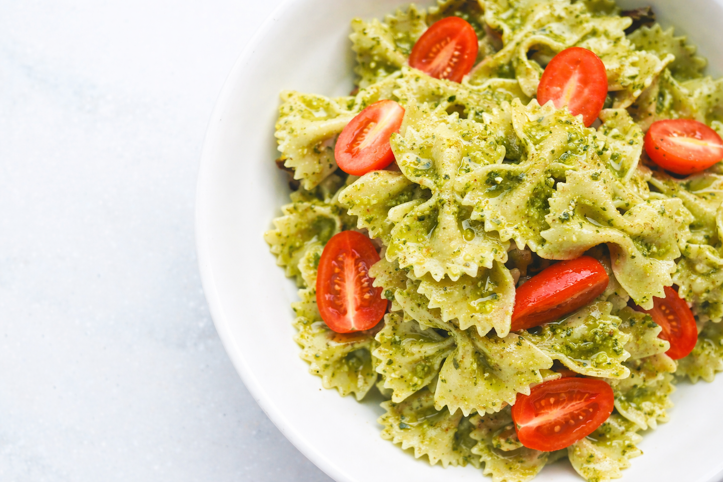 Pâtes au pesto et tomates (végétarien)