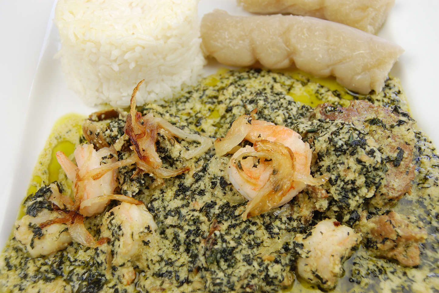 N'Dolè au boeuf et crevettes avec bobolo